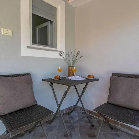 Cozy And Lovely Veli Vrh Near Апартаменти