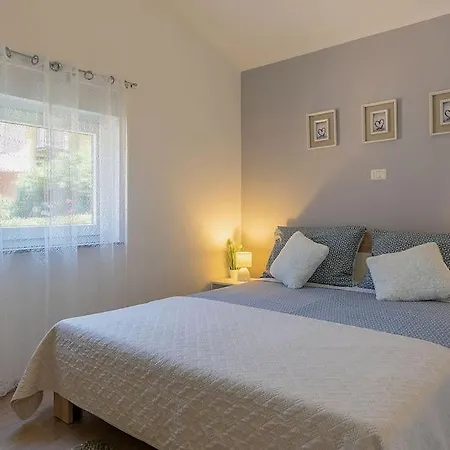 Апартаменти Cozy And Lovely Veli Vrh Near Пула
