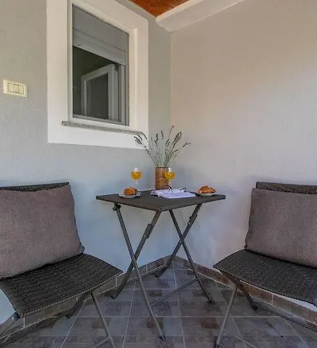 Lovely Veli Vrh Apartment